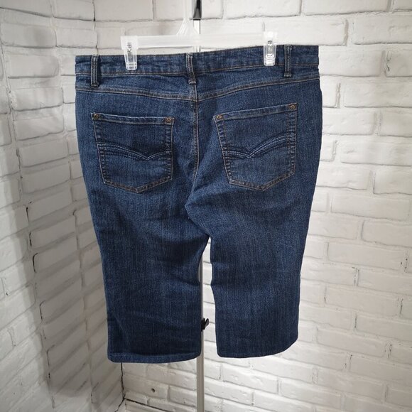 Bum Equipment Ladies Size 16W Petite Plus Medium Wash Jean Capri's - Picture 2 of 14